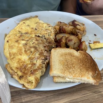 @ The Diner - Meat lovers Omelette - Breakfast & Brunch Near Me - Orlando, Florida @ The Diner - Meat lovers Omelette - Breakfast & Brunch Near Me - Orlando, Florida