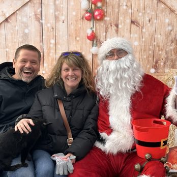Maple Leaf Farm - Picture with Santa and his kitty helper - Farmers Market Near Me - Falmouth, Michigan