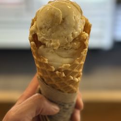 Jeni's Splendid Ice Creams - Two scoops in a cone