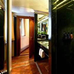 Widder Hotel - Shower and bathroom sinks - 4/21/2026