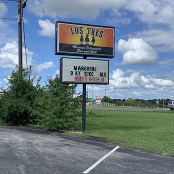 Los Tres Mexican Bar And Grill - Street sign - Mexican Near Me - Springfield, Kentucky