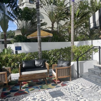 The Tavern - Outdoor seating - Breakfast & Brunch Near Me - Miami Beach, Florida The Tavern - Outdoor seating - Breakfast & Brunch Near Me - Miami Beach, Florida