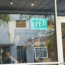 I met the owner of the shop today. I met the owner of the shop today.