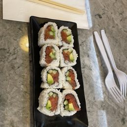 Spicy salmon roll Spicy salmon roll