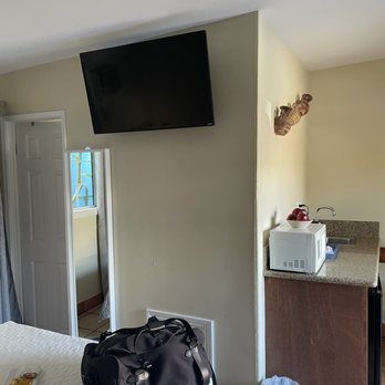 Villa Brasil Motel - TV, bathroom door, bed, kitchenette - Hotels Near Me - Los Angeles, California Villa Brasil Motel - TV, bathroom door, bed, kitchenette - Hotels Near Me - Los Angeles, California