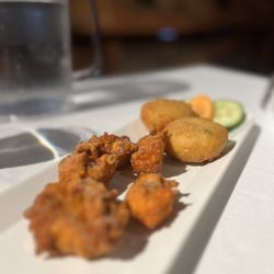 Bukhara Grill - Chicken pakora and aloo tikki