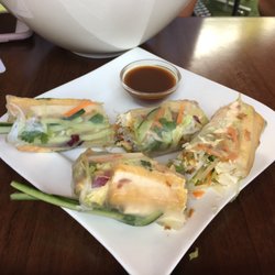 Fam. Pham - Tofu spring rolls with peanut sauce