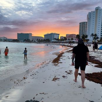Krystal Cancún - The beach area is full of sargassum. I never saw them clean the beaches ever. - Resorts Near Me - Cancún, ROO Krystal Cancún - The beach area is full of sargassum. I never saw them clean the beaches ever. - Resorts Near Me - Cancún, ROO