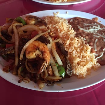La Parrilla Fresh - Fajita mix plate... Shrimp, chicken and carne asada. Look at that shrimp! - Mexican Near Me - Reseda, California La Parrilla Fresh - Fajita mix plate... Shrimp, chicken and carne asada. Look at that shrimp! - Mexican Near Me - Reseda, California