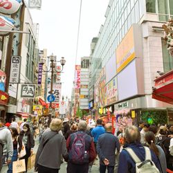 Laurus Travel - Window shopping in Osaka's famous Dōtonbori district