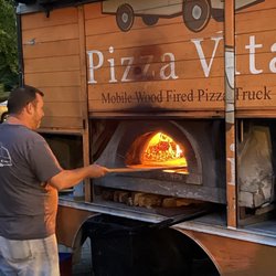 Pizza Vita - Amazing how quickly they pump thin crusts out of their truck made to order!