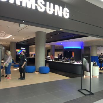 Samsung Experience Store - Outside - Electronics Near Me - Garden City, New York