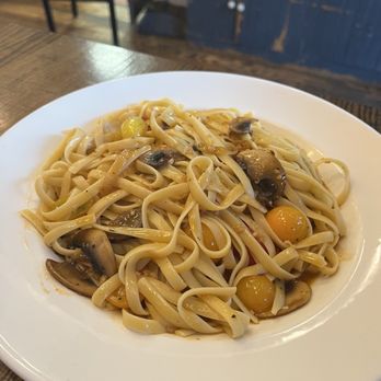 Lamplighter Cafe and Lounge - Vegan Tomato Mushroom Pasta - American Near Me - Oakland, Oregon Lamplighter Cafe and Lounge - Vegan Tomato Mushroom Pasta - American Near Me - Oakland, Oregon