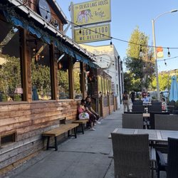 The Silver Lake House - Outside of restaurant