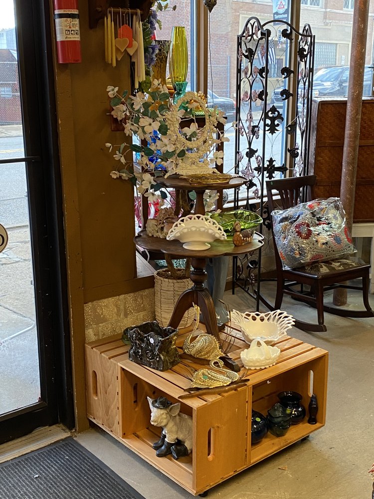 THE VINTAGE OWL Updated September 2024 11 Photos 200 W 7th Ave