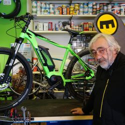 Tecno Ferramenta - Il Bucci con una delle Bici elettriche Lombardo front e Motore Bosch disponibili per il Noleggio.