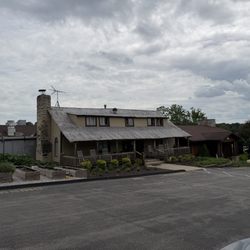 Villa Antonio Winery - The original cabin at Villa Antonio winery