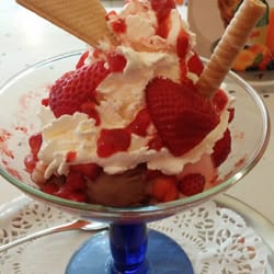 Eisdiele Creme Caramel - Erdbeerbecher mit Schoko anstatt Vanille Eis.