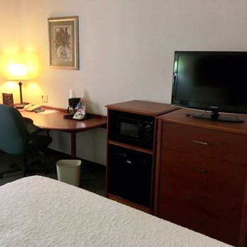 Hampton Inn - Entertainment center and desk - Hotels Near Me - Saltillo, COA