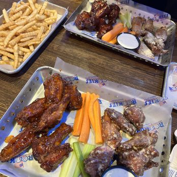 Rookies All-American Pub & Grill - Rookies Famous Wings - American Near Me - Hoffman Estates, Illinois