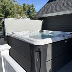 Four Season Spas - EscapeX with cover completely open