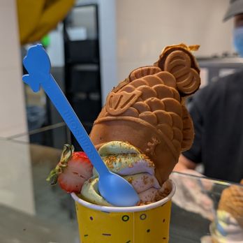 Somisomi - Ube and matcha soft-serve swirl with upside down ahboong - Ice Cream & Frozen Yogurt Near Me - Fullerton, California
