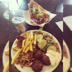 Balli Döner - Döner und Falafel Teller mit Sesamsoße. Unglaublich lecker und frisch zubereitete Falafelbällchen. Weiter so Balli Team am Kranold.