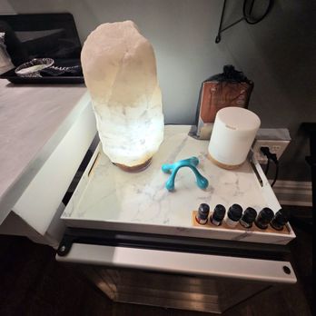 The Dutchess - Salt lamp, scent diffuser, and massage claw - Hotels Near Me - Beacon, New York
