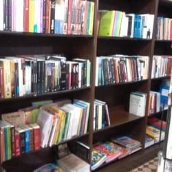 Cuenta Conmigo Multiespacio Cultural - Las estanterías de Cuenta Conmigo.