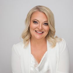 Leslie Q Photography - Woman modern personal branding business portrait
