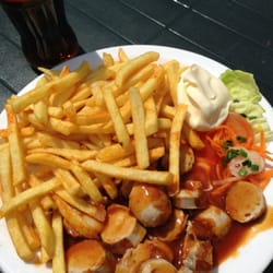 Grüner Hirsch - Imbiss und Grillspezialitäten - Currywurst mit Pommes & Cola