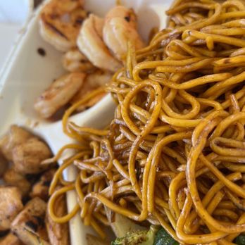 Hiroyuki Hibachi - a plate of noodles and vegetables - Caterers Near Me Hiroyuki Hibachi - a plate of noodles and vegetables - Caterers Near Me