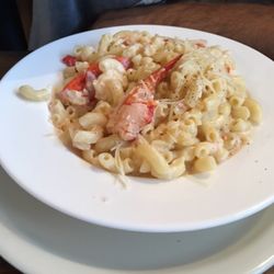 Pirates Boathouse Cafe - Good english food The lobster mac and cheese is good The chili also But people go there for the fresh tuna Worth the detour!