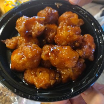 Chiyoshi - Large General Tso's chicken, udon noodles not pictured. - Japanese Near Me - Woodbridge, Virginia