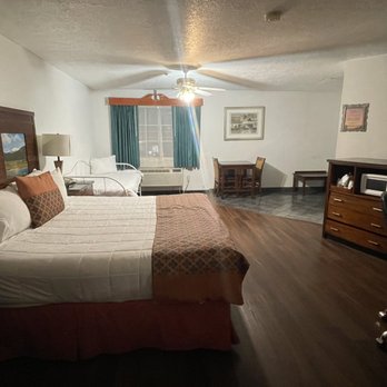 Sandia Peak Inn - Room with King bed. - Hotels Near Me - Albuquerque, New Mexico