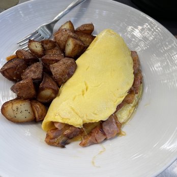 Bogart's Cafe - Ham and cheese omelette - Breakfast & Brunch Near Me - Honolulu, Hawaii