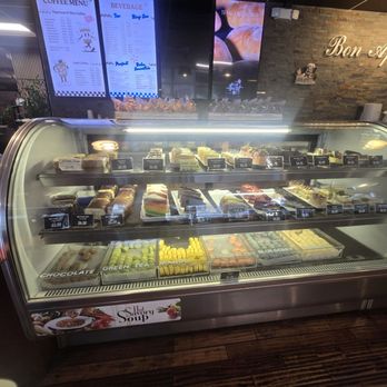 Bon Appetit Bakery - Cake display - Bakeries Near Me - Ellicott City, Maryland