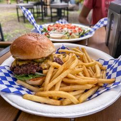 Gill's Lanai - Maui venison burger