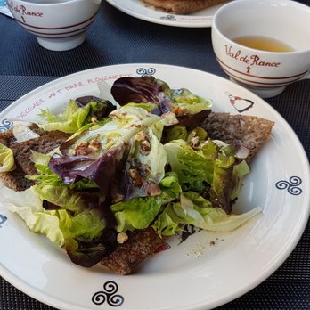 La Plouzinette - Galette mit Ziegenkäse, Salat und Nüssen - Creperies Near Me - Strasbourg, 67