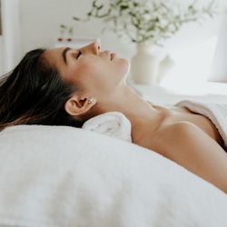 Naya Threading & Spa - Facial