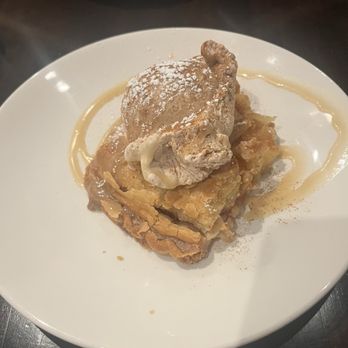 Annie Gunn's - Apple pie and cinnamon ice cream - American Near Me - Chesterfield, Missouri Annie Gunn's - Apple pie and cinnamon ice cream - American Near Me - Chesterfield, Missouri