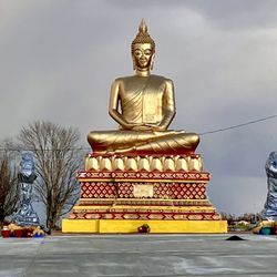 Wat Lao Samakhitham Temple - Massive Statue of Buddha glimmering in the sunset (11/17/2022)