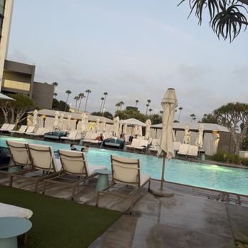 Edge Bar - Pool area - Cocktail Bars Near Me - Newport Beach, California Edge Bar - Pool area - Cocktail Bars Near Me - Newport Beach, California