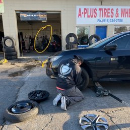 My brother putting my tire while the man just stands there