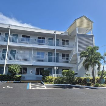 Lantern Inn & Suites - Hotels Near Me - Sarasota, Florida