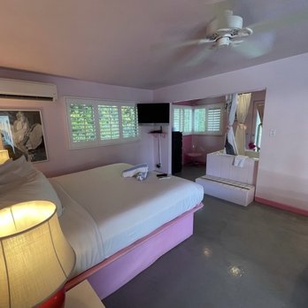 Palm Springs Rendezvous - Pretty in Pink suite - Hotels Near Me - Palm Springs, California Palm Springs Rendezvous - Pretty in Pink suite - Hotels Near Me - Palm Springs, California