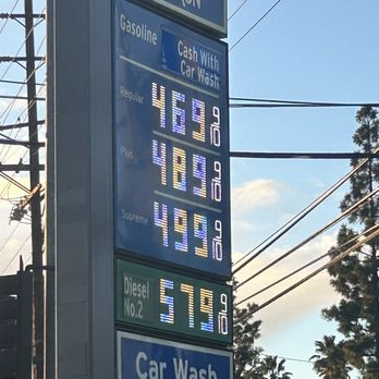 Chevron - gas prices at a gas station - Gas Stations Near Me - Northridge, California