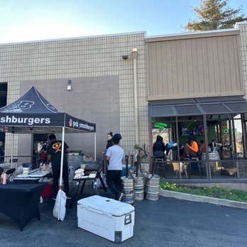 Rotator Taproom - people at tables outside - Pubs Near Me - Walnut Creek, California Rotator Taproom - people at tables outside - Pubs Near Me - Walnut Creek, California
