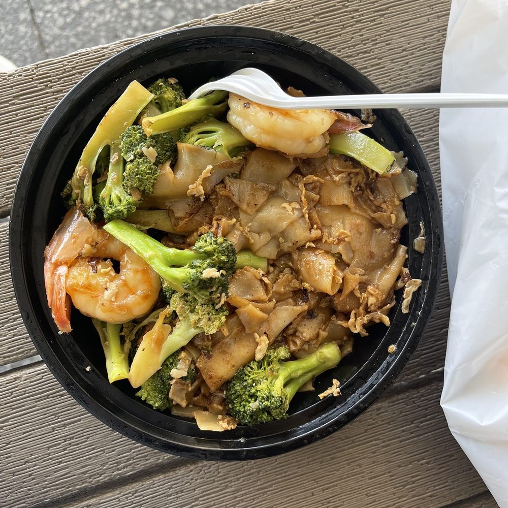 Thaiphoon - Pad see ew with shrimp - Thai Near Me - Palo Alto, California Thaiphoon - Pad see ew with shrimp - Thai Near Me - Palo Alto, California