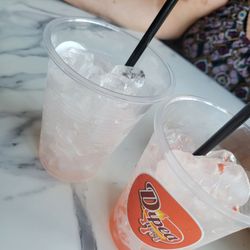 Off The Wall - Pedí más bebida y no tanto hielo.  El mal servicio dijo que solo el propietario puede hacer esa llamada.